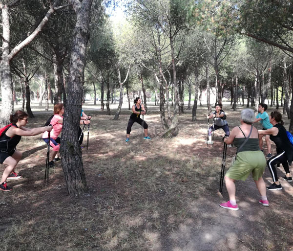 Yoga al aire libre adultos